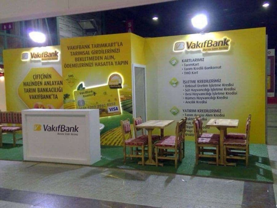 VakıfBank'ın Tarım Bankacılığı ürünlerini tanıttığı fuar standı. Zemini suni çimle kaplı olan stant, ahşap mobilyalarla kırsal bir konsept oluşturuyor. Sarı duvarlarda çiftçilere yönelik kart ve kredi bilgileri yer alıyor.