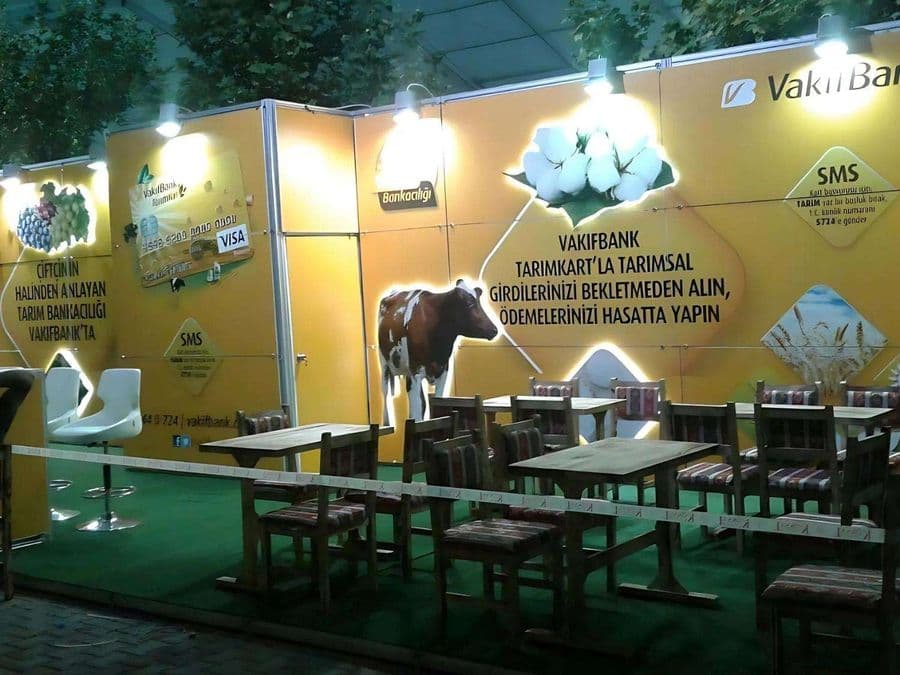 VakıfBank'ın Tarım Bankacılığı ürünlerini tanıttığı fuar standı. Zemini suni çimle kaplı olan stant, ahşap mobilyalarla kırsal bir konsept oluşturuyor. Sarı duvarlarda çiftçilere yönelik kart ve kredi bilgileri yer alıyor.