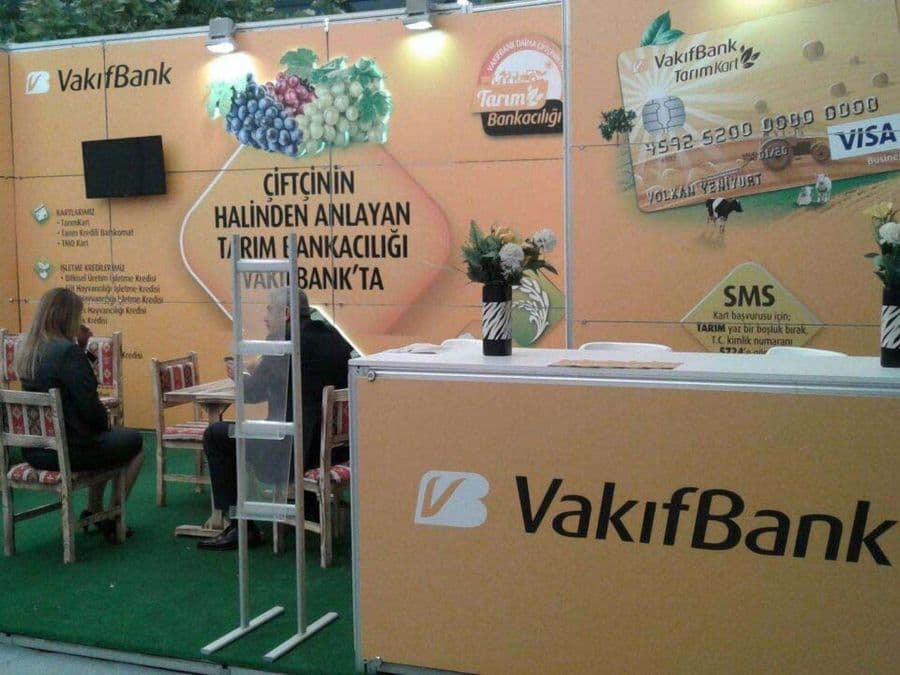 VakıfBank'ın Tarım Bankacılığı ürünlerini tanıttığı fuar standı. Zemini suni çimle kaplı olan stant, ahşap mobilyalarla kırsal bir konsept oluşturuyor. Sarı duvarlarda çiftçilere yönelik kart ve kredi bilgileri yer alıyor.