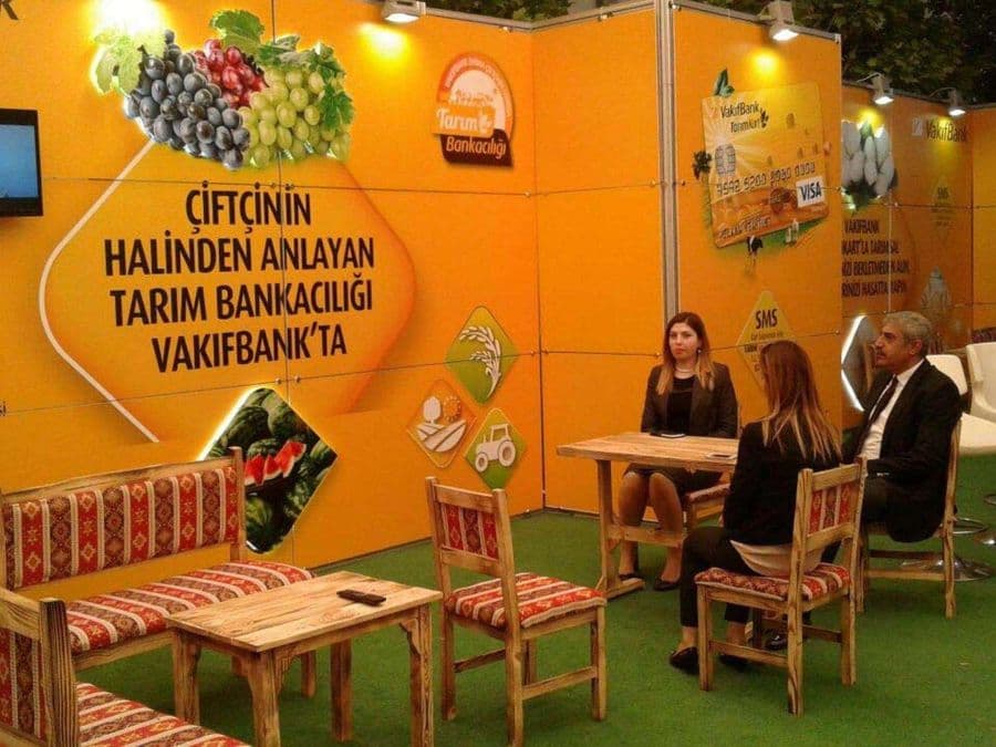 VakıfBank'ın Tarım Bankacılığı ürünlerini tanıttığı fuar standı. Zemini suni çimle kaplı olan stant, ahşap mobilyalarla kırsal bir konsept oluşturuyor. Sarı duvarlarda çiftçilere yönelik kart ve kredi bilgileri yer alıyor.