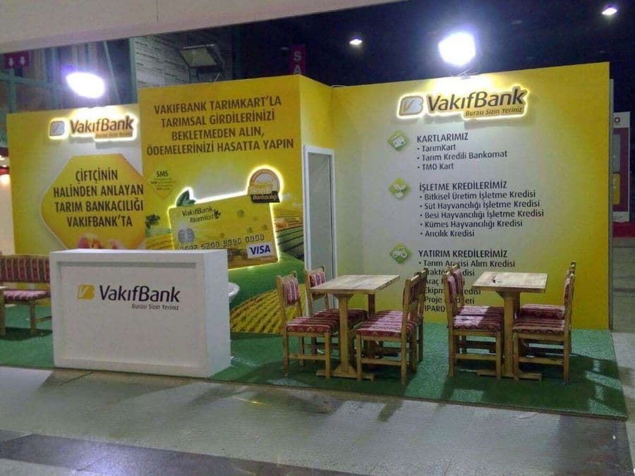 VakıfBank'ın Tarım Bankacılığı ürünlerini tanıttığı fuar standı. Zemini suni çimle kaplı olan stant, ahşap mobilyalarla kırsal bir konsept oluşturuyor. Sarı duvarlarda çiftçilere yönelik kart ve kredi bilgileri yer alıyor.