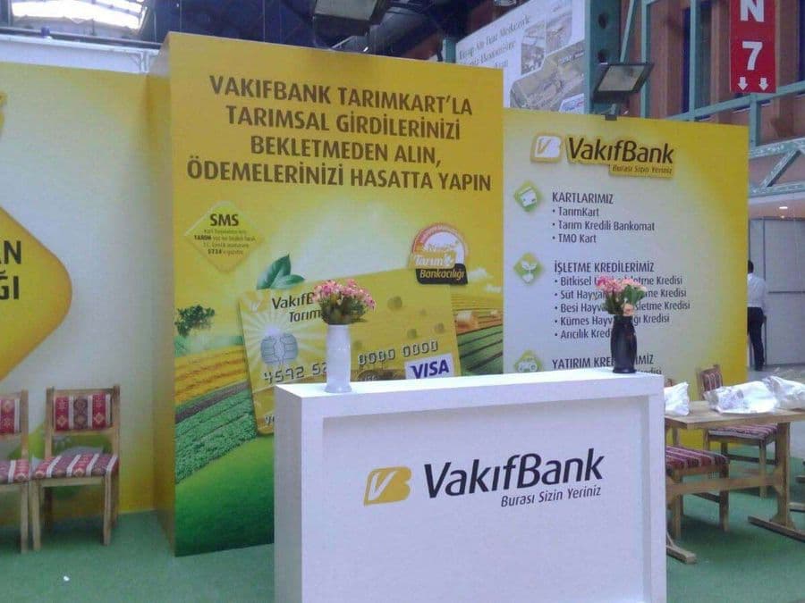 VakıfBank'ın Tarım Bankacılığı ürünlerini tanıttığı fuar standı. Zemini suni çimle kaplı olan stant, ahşap mobilyalarla kırsal bir konsept oluşturuyor. Sarı duvarlarda çiftçilere yönelik kart ve kredi bilgileri yer alıyor.