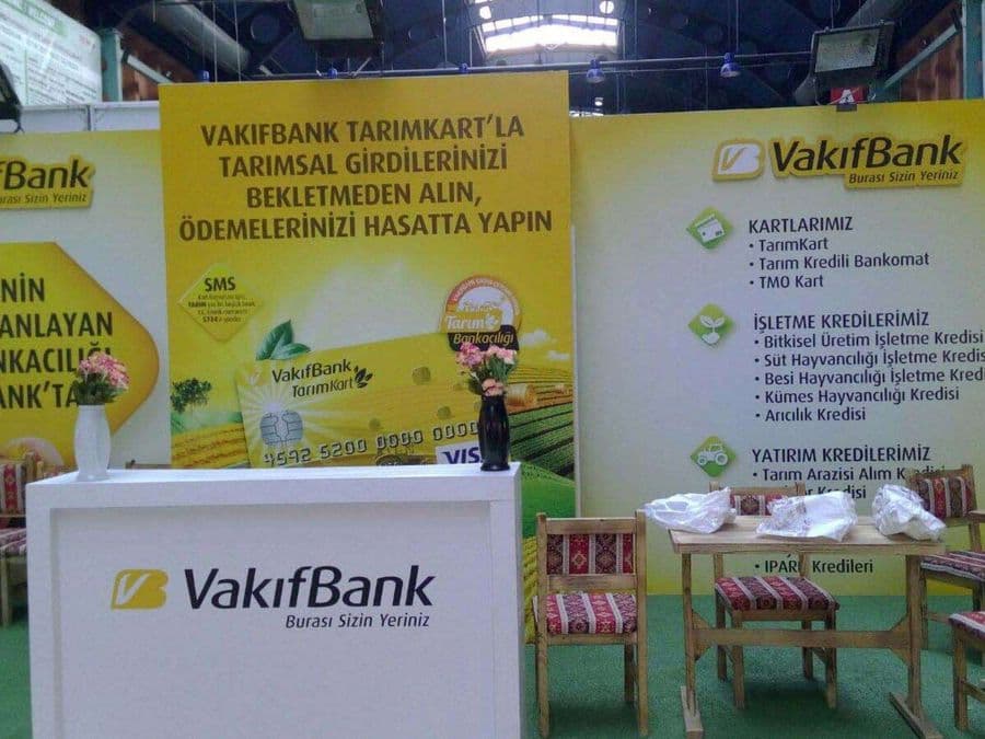VakıfBank'ın Tarım Bankacılığı ürünlerini tanıttığı fuar standı. Zemini suni çimle kaplı olan stant, ahşap mobilyalarla kırsal bir konsept oluşturuyor. Sarı duvarlarda çiftçilere yönelik kart ve kredi bilgileri yer alıyor.